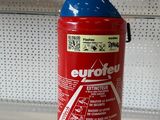 un extincteur rouge posé sur une étagère dans un magasin