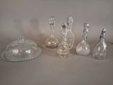 cinq carafes en verre et une cloche en verre posées sur une table