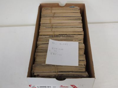 une boîte en carton remplie de piles de papiers, dans laquelle se trouvait un mot