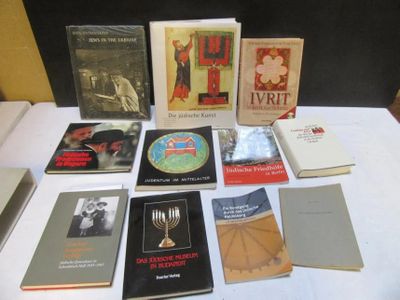 plusieurs livres sur une table avec une nappe blanche