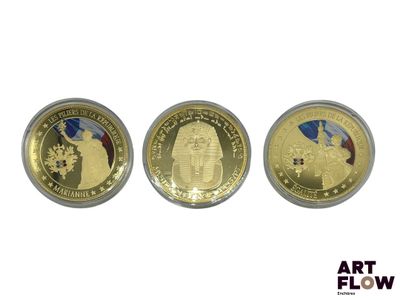 trois pièces d'or sur lesquelles figurent l'effigie d'un homme et d'une femme