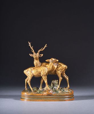 sculpture en bronze représentant deux cerfs sur un socle en bois