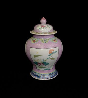 un vase muni d'un couvercle orné de fleurs