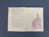 un livre ouvert sur lequel est posée la photo d'un petit garçon