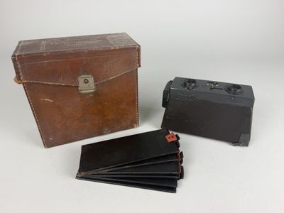 plusieurs bagages posés les uns à côté des autres sur une table