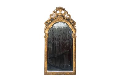 un miroir avec un cadre en or