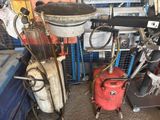Il y a de nombreux types d'outils et de matériel différents dans cette pièce.