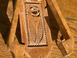 un objet en bois posé sur une table en bois