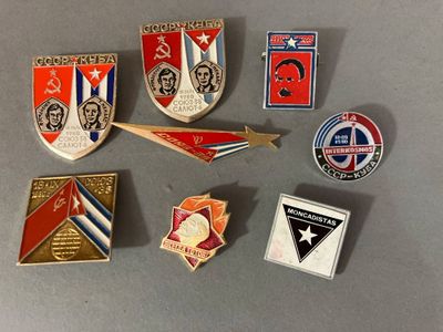 certains badges ont été posés sur une table