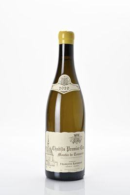 une bouteille de vin blanc posée sur une surface blanche, avec un fond blanc