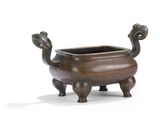 une image représentant un petit brûle-parfum en bronze sur fond blanc