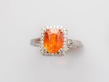 une bague en saphir orange et diamants