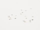 un fond blanc orné d'une multitude de petits losanges blancs