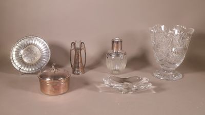 une table sur laquelle se trouvent de nombreux objets en verre
