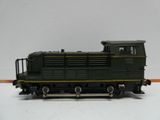 un petit train posé sur une surface blanche