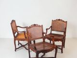 trois chaises en bois et une table dans une pièce blanche