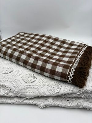 Réunion de deux dessus-de lit dont un dessus de lit en croch…