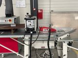une machine posée sur une table dans une pièce