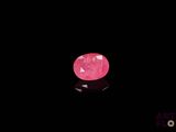 gros plan d'un diamant rose sur une surface noire