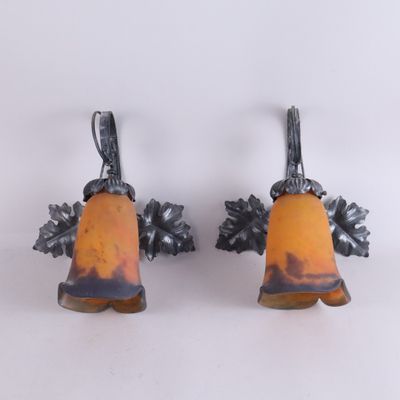 paire de boucles d'oreilles en forme de clochettes en verre argenté et ambré, ornées de feuilles