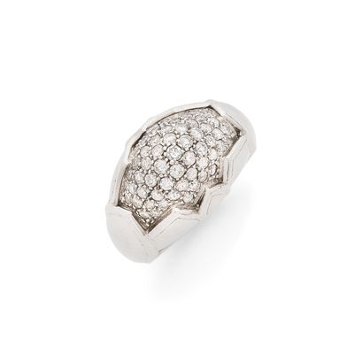 une bague en diamant et or blanc, signée Van Cleef