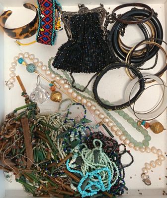 une boîte blanche remplie d'un assortiment de bracelets et de bracelets