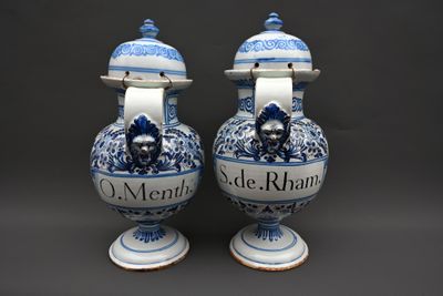 deux vases bleus et blancs empilés l'un sur l'autre