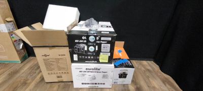 de nombreuses boîtes contenant du matériel électronique posées sur une table en bois