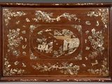 une image représentant un plateau en bois orné d'un dessin représentant des personnes et des animaux