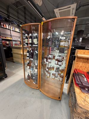 une vitrine en verre au milieu d'un magasin