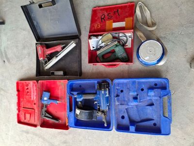 Trois agrapheuses et un cloueur pneumatique de diverses marq…