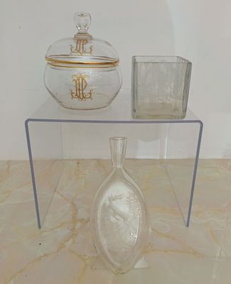 Lot en verre et cristal transparent comprenant :