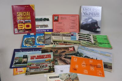 beaucoup de livres posés sur une table sur laquelle se trouve un train