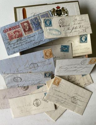 de nombreux types de lettres et d'enveloppes sur la table