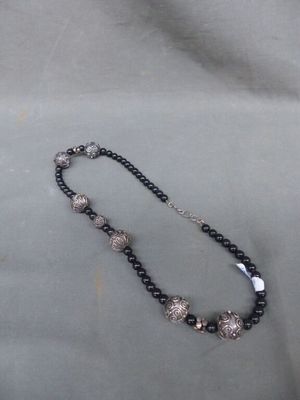 Collier de perles alterné de boules en argent à décor de for…