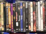 beaucoup de DVD dans un sac bleu posé par terre