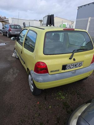 une voiture jaune garée sur un parking