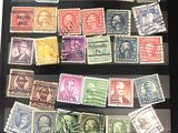 une photo d'une collection de timbres sur une table