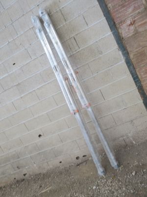 une paire de skis appuyée contre un mur de briques