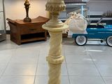 une lampe posée sur une table dans une pièce