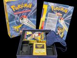Deux boîtes de cartes Pokémon sont posées sur une surface noire.