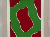 une image représentant une peinture abstraite verte et rouge dans un cadre en bois
