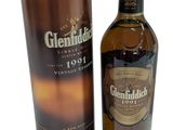 une bouteille de whisky Glenfiddich à côté d'un carton