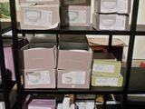 de nombreuses boîtes sur une étagère dans une pièce