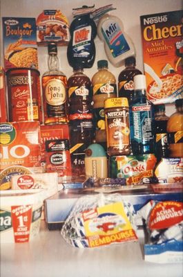 de nombreux types d'aliments différents sur les étagères du réfrigérateur