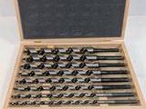 une mallette en bois contenant un jeu de forets