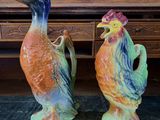 deux vases posés sur une table en bois