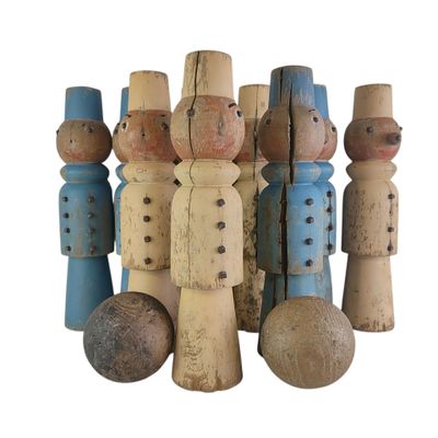 un ensemble de figurines en bois de différentes tailles et couleurs