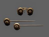 trois broches plaquées or et une paire de boucles d'oreilles