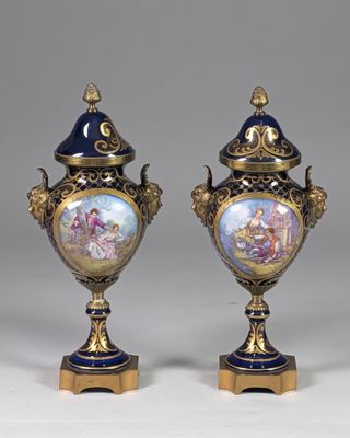 paire de vases anciens en porcelaine française, ornés de scènes peintes à la main